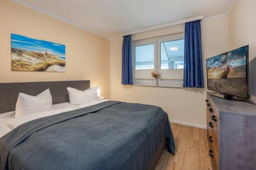 a bedroom with a bed and a television in it at Ückeritz Sylva in Ueckeritz