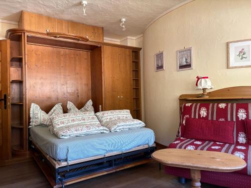 a bedroom with a bed and a table at Residence Intica in San Candido