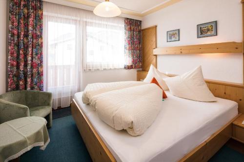 En eller flere senge i et værelse på Haus Rätia