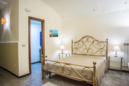 ナポリにあるカーサ ヴァカンツェ アメデオのベッドルーム1室(ベッド1台付)
