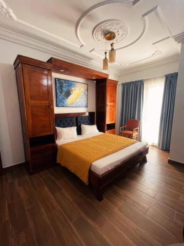 a bedroom with a large bed in a room at Hotel Résidence Awa Plazza 2 in Dakar