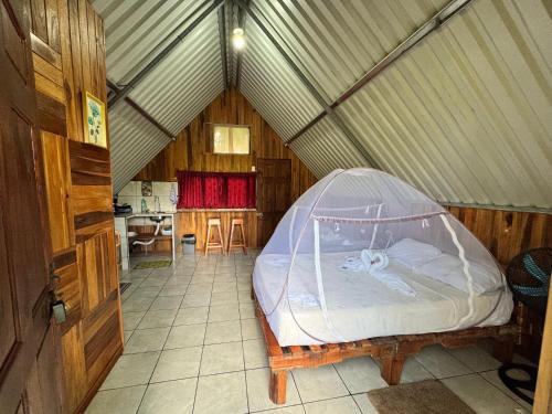 a bedroom with a bed in a tent at Cabaña Escondida Rio Celeste in El pilon