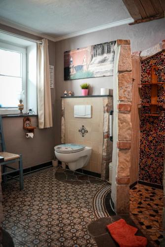 a bathroom with a toilet and a sink at Ferienwohnung WohlFühlWohn in Vreden