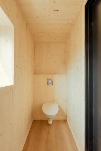 a small bathroom with a toilet in the corner at The Lakehouse in Miðvágur