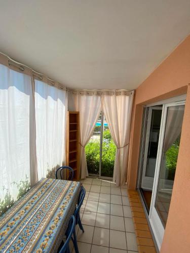 Appartement T2 cabine, clim, piscine, parking, terrasse privee