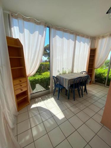 Appartement T2 cabine, clim, piscine, parking, terrasse privee