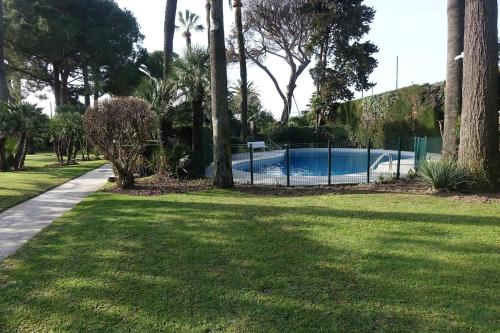 Air-conditioned waterfront apartment with pool
