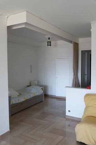 Air-conditioned waterfront apartment with pool