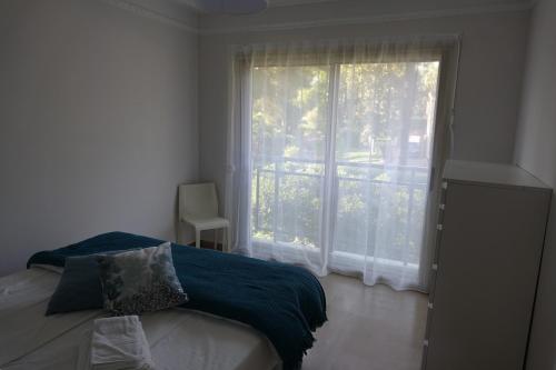 Air-conditioned waterfront apartment with pool