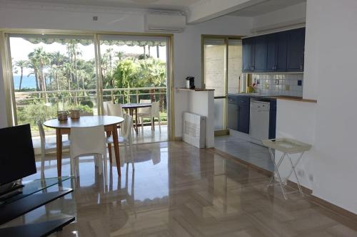 Air-conditioned waterfront apartment with pool
