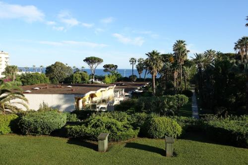 Air-conditioned waterfront apartment with pool