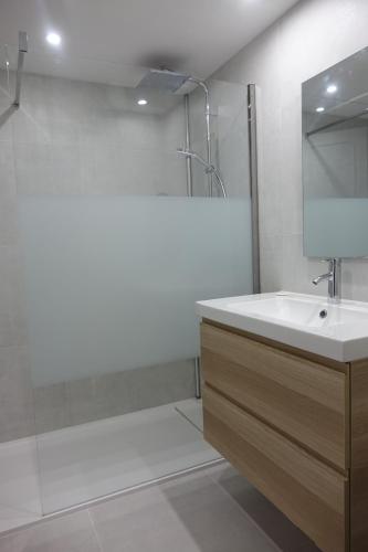 Air-conditioned waterfront apartment with pool