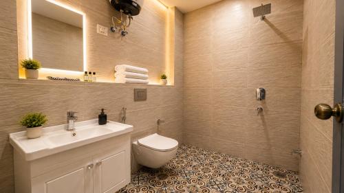 a bathroom with a toilet and a sink and a shower at HOTEL GREEN VEGAS in New Delhi