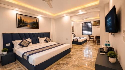 a hotel room with a bed and a television at HOTEL GREEN VEGAS in New Delhi