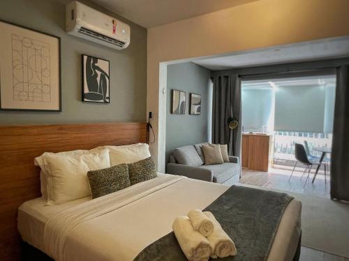 a bedroom with a large bed with towels on it at On Jurupis - Livinn by Travel Inn OJ1 in São Paulo