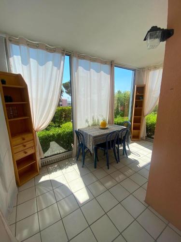 Appartement T2 cabine, clim, piscine, parking, terrasse privee