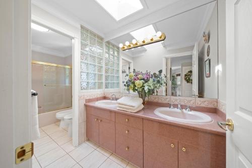 a bathroom with two sinks and a large mirror at Royalty B&B in Richmond