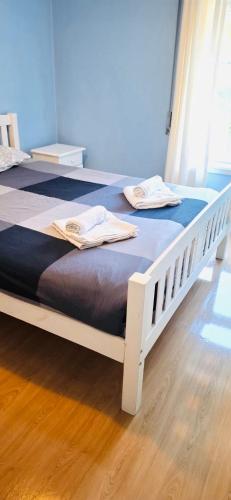 a bedroom with two beds with towels on them at Cantinho de Matosinhos in Senhora da Hora