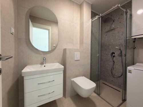 ein Badezimmer mit Toilette, Waschbecken und Dusche in der Unterkunft Olive Nest in Mrčevac