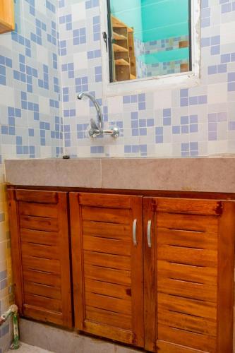 a bathroom with a sink and a mirror at Résidence Royale Emma in Abidjan