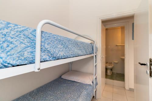 a bunk bed in a room with a bathroom at Vista Corsica in Isola Rossa