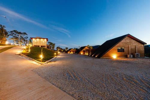a road with a building and lights on it at Cabanas do Morro in Serra Negra