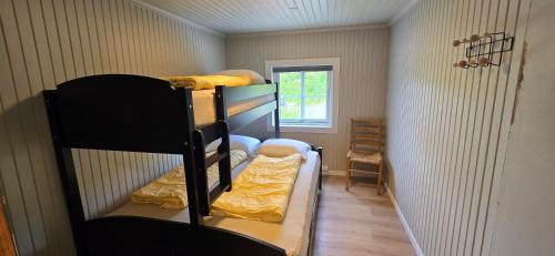 ein kleines Zimmer mit zwei Etagenbetten in der Unterkunft Stølsheim in Tyinkrysset