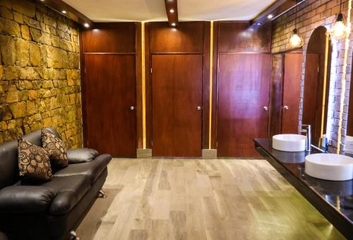 a living room with a couch and a stone wall at Campestre La Fuente in Monterrey