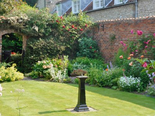 a garden with a bird bath in the grass at Saltersgate in Pickering
