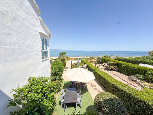 La casita frente al mar con jardín by costablancarent