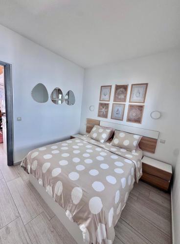 a bedroom with a large bed with white walls at Maspalomas Lago 36 in Maspalomas