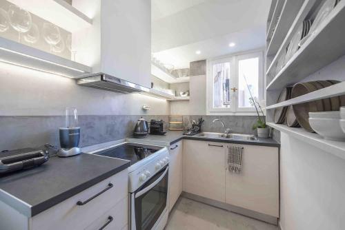Acropolis Pedestrian St Luxury 2BR Walk Plaka Apt