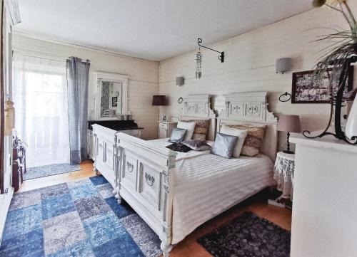 a bedroom with a white bed and a window at Seelenversteck Oberaichwald in Latschach