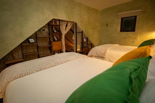 a room with two beds in a room at Departamento Olivos 4 in Santeagueda