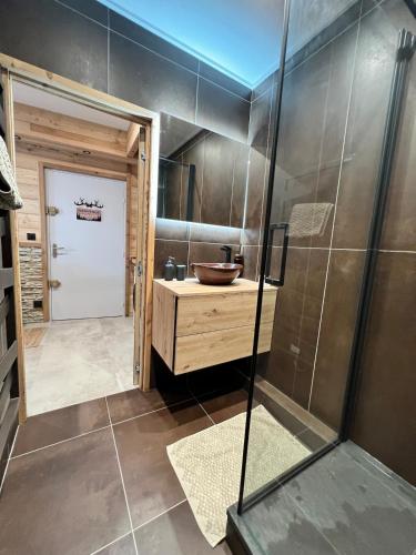 a bathroom with a sink and a shower at Appartement moderne style chalet in Le Monêtier-les-Bains
