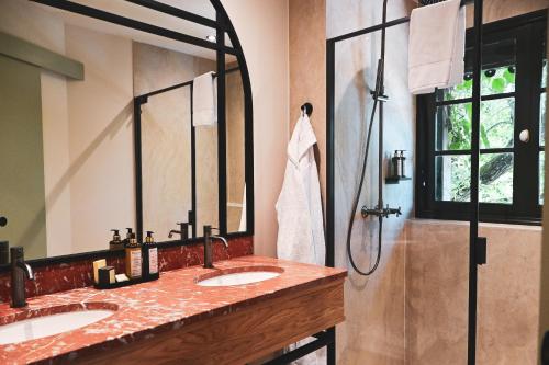 a bathroom with two sinks and a shower at Domaine d'Auriac - Relais & Châteaux in Carcassonne