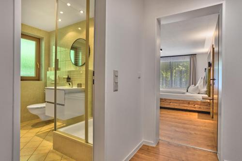 a bathroom with a shower and a toilet and a tub at Annies Bergwelt Haus Waldliebe in Bodenmais