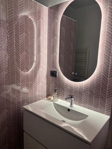 a bathroom with a sink and a mirror at Vacanzamare in Wenduine