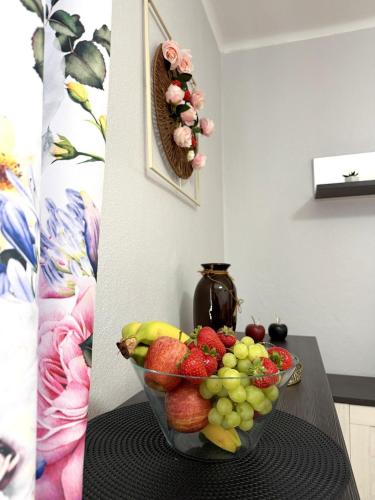 a bowl of fruit sitting on top of a table at Apartament Solankowa Róża in Inowrocław