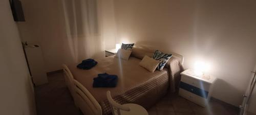 a small room with a bed and a table at Villa Aurora in Ispica