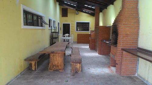 a group of wooden benches sitting in a building at Recanto Praia Peruibe in Peruíbe
