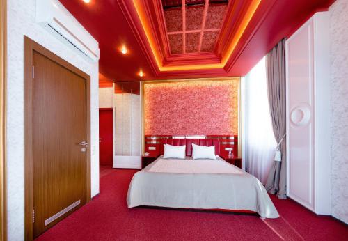 Säng eller sängar i ett rum på Road Star Hotel