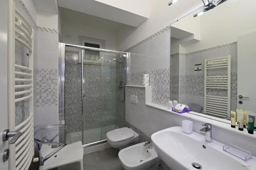 a bathroom with a sink and a shower and a toilet at Pepe'Accommodation in Parghelia