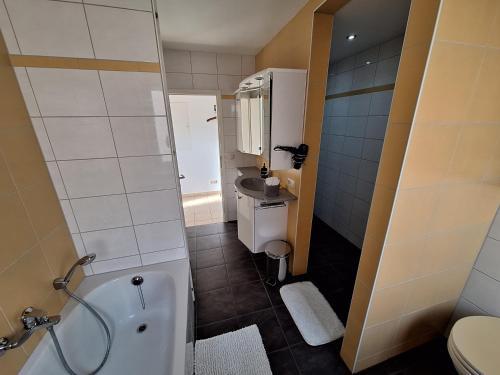 a bathroom with a tub and a sink and a toilet at Kleinstadt-Fritz in Radeburg