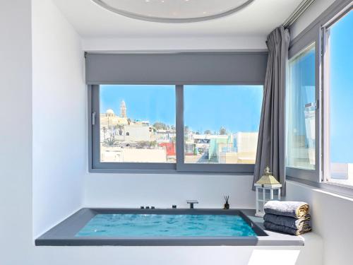 Tatakis Design Hotel With Rooftop Caldera Views