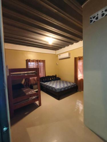 ein Zimmer mit zwei Etagenbetten und einer Decke in der Unterkunft Lagman Beachfront in Iba