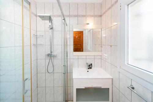 a bathroom with a shower and a sink and a mirror at WELCS CASA 357 EMP con piscina privada in Empuriabrava