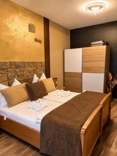 a bedroom with a large bed in a room at Templer zum Gasthof in Lochenhaus