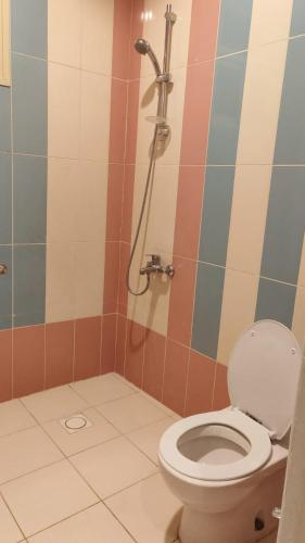a bathroom with a toilet and a shower at مساكن صفوه الديار in Abha