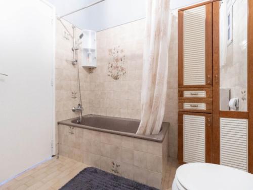 a bathroom with a bath tub and a toilet at Akisol Hostel Idanha in Idanha-a-Nova
